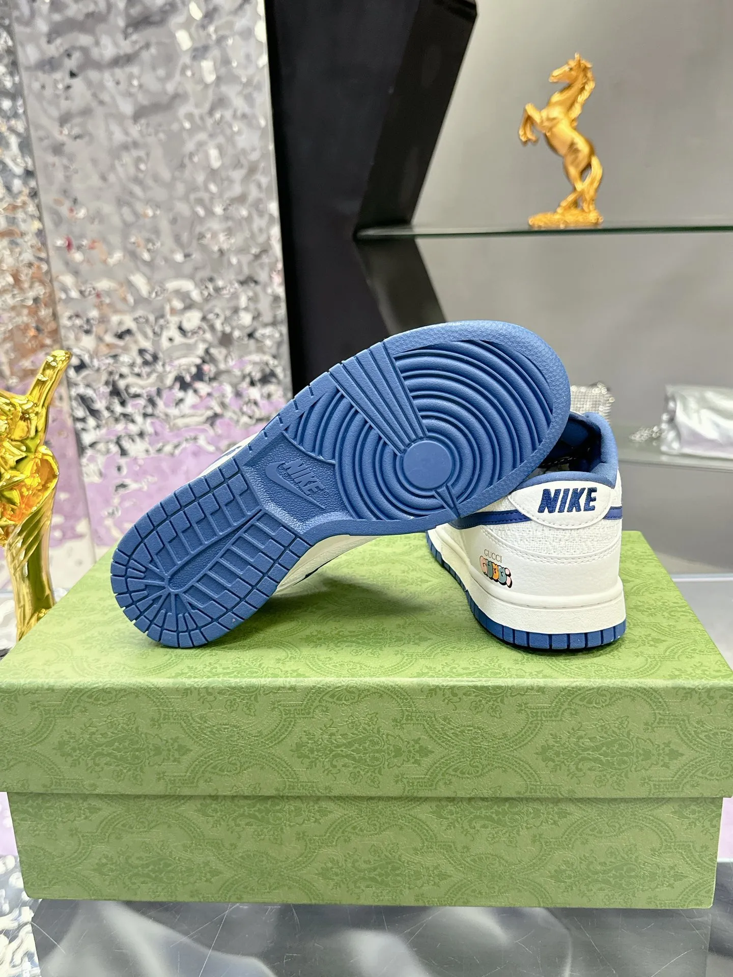 Men's shoes 💰580❤️❤️❤️ Gucci co-branded dunk Nike The latest official model 💓Gucci x Nike Dunk SB series 💓 Produced by Foshan Factory. The shoe body is made of off-white canvas as the main color, with an off-white leather frame overlay, making the shoe very versatile. The tongue is embroidered with yellow Gucci words, and the Swooshb on both sides of the shoe body The logo is embellished with sky blue, and the tongue is made of mesh material, which enhances breathability and is very versatile overall. The word Gucci on the lower side of the heel is decorated in 3D, the mini Nike Swoosh Logo on the side of the toe is embellished with sky blue embroidery, and the yellow Gucci brand name is printed on the heel to highlight the joint identity. Finally, an aged oxidized midsole and a blue outsole complete the overall design. Size: 35-45 Full set of Gucci packaging